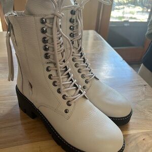 COPY - A modern combat boot that looks great, and feels better.